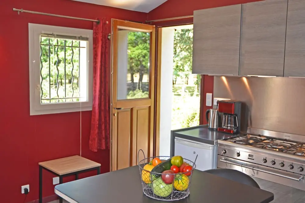 Photo d'un coin à manger dans maison de vacances dans la Drôme