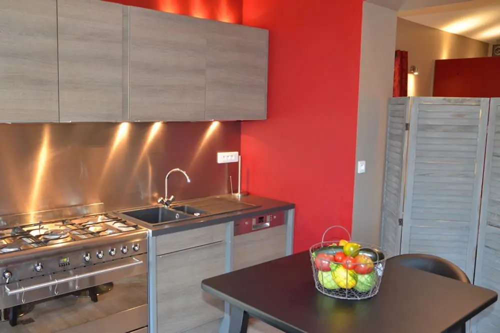 Photo d'une cuisine ouverte dans un gîte 3 étoiles dans la Drôme