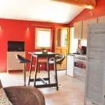 Photo d'une cuisnne ouverte dans un hébergement touristique de la vallée de la Drôme