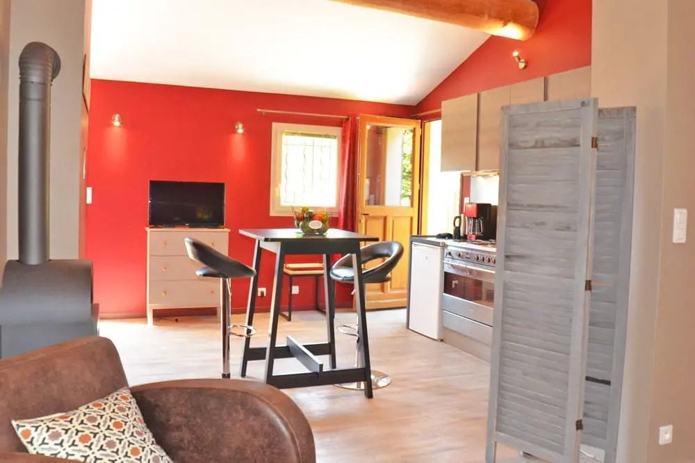 Photo d'une cuisnne ouverte dans un hébergement touristique de la vallée de la Drôme