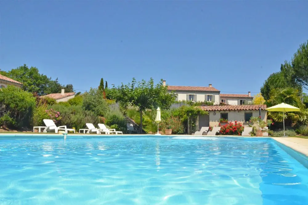 Photographie d'une grande piscine