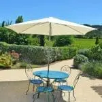 Photo d'une terrasse fleurie face aux vignobles de la clairette de Die