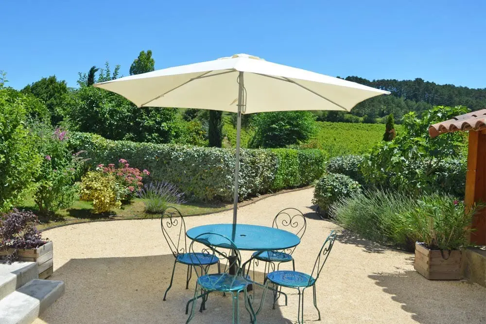 Photo d'une terrasse fleurie face aux vignobles de la clairette de Die