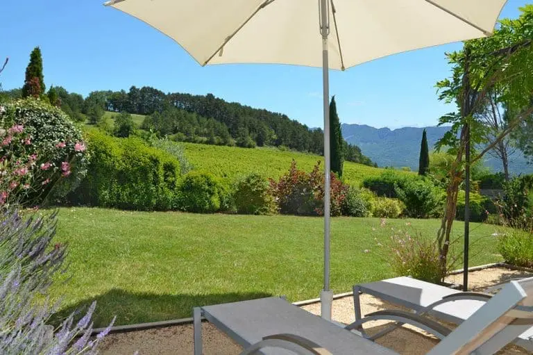 Photographies de transats dans le jardin d'une maison de vacances dans la Drôme