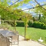 Photographie d'un jardin d'un hébergement touristique dans la Drôme
