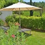 Photographie d'un jardin avec des lauriers roses avec vue sur les vignobles de la Clairette de Die