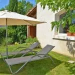 Photographie de chaises longues d'un le jardin d'un gîte en France