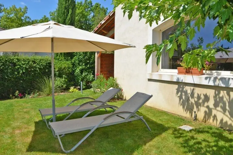 Photographie de chaises longues d'un le jardin d'un gîte en France