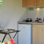 Photo de la cuisine d'été d'une maison de vacances dans la vallée de la Drôme