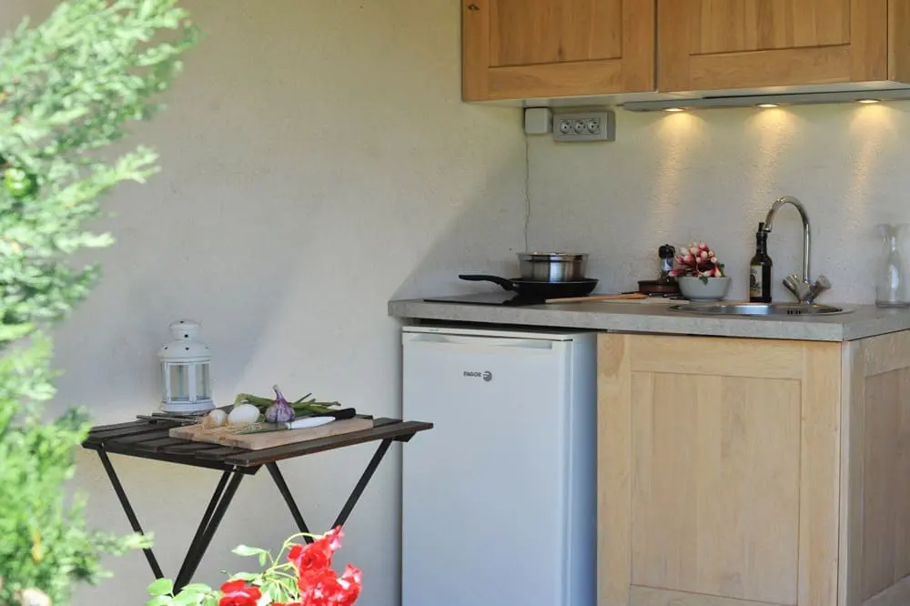 Photo de la cuisine d'été d'une maison de vacances dans la vallée de la Drôme