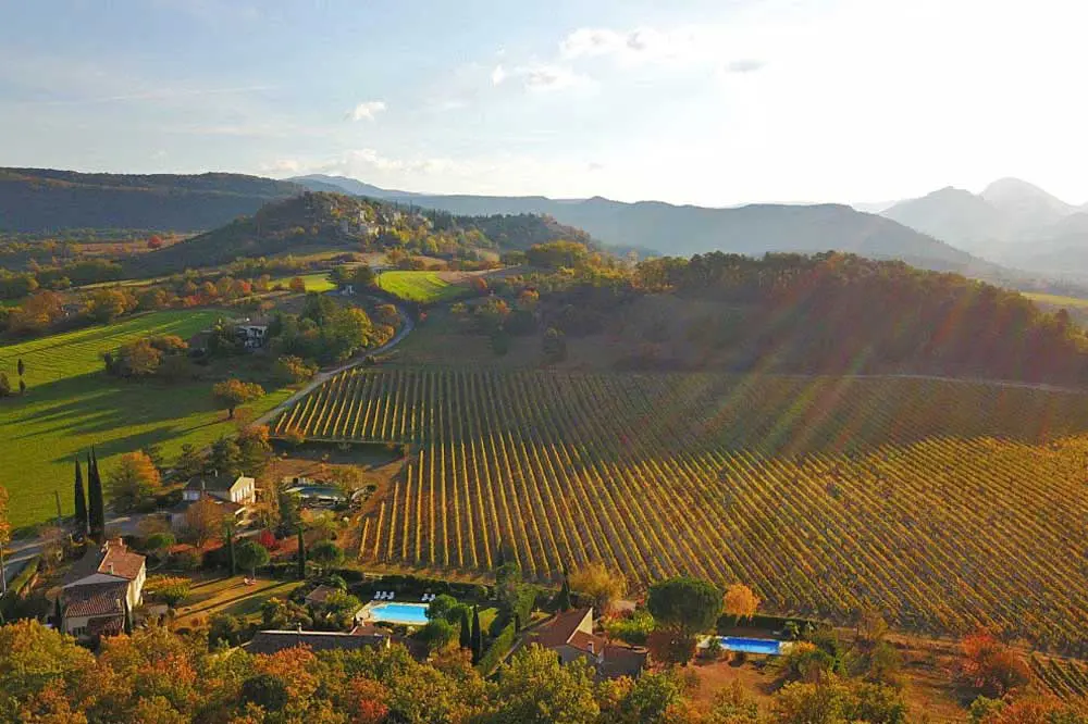Environnement du Domaine les Cerisiers après une pluie d'automne