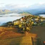 Photographie aérienne d'un village perché de la vallée de la Drôme