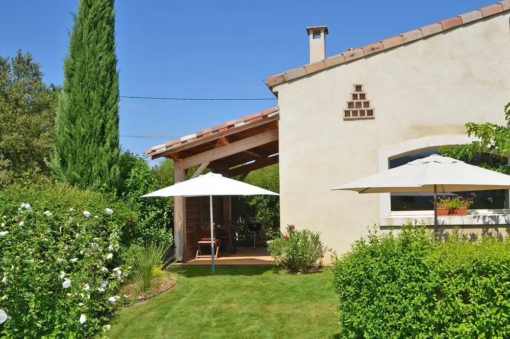 Photographie d'une maison de vacances avec une terrasse couverte