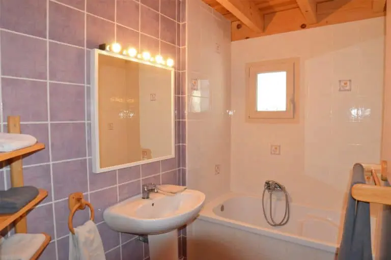 Photo d'une salle de bain avec un bain et un lavabo